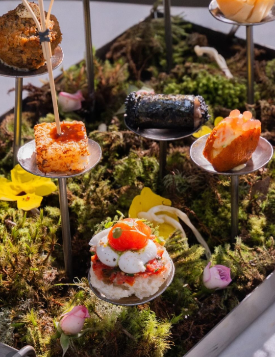 Canapés e pequenas porções apresentados em composição gastronômica