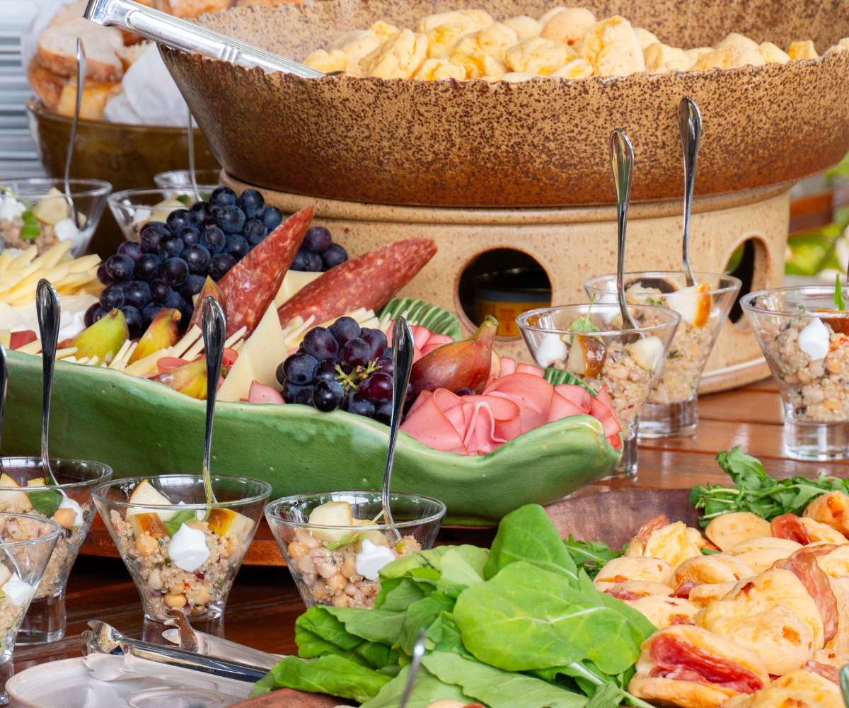 Coffee break com frutas, frios, pães e porções individuais